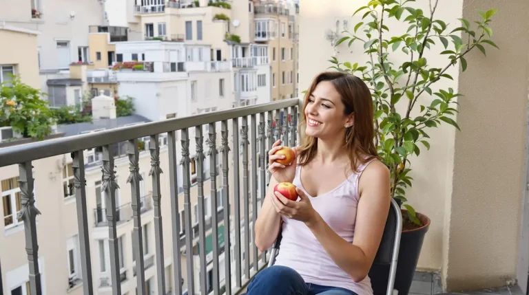 Accueil Je ne pensais pas pouvoir cultiver mes propres fruits sans jardin : le secret de ces arbres qui poussent à la verticale chez moi